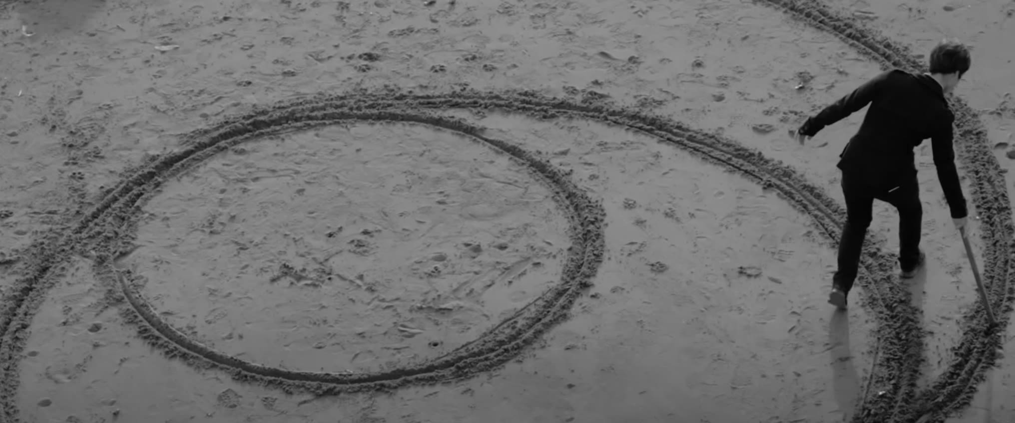 Ellen MacArthur drawing in the sand